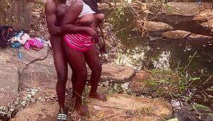 Ebony-Babe mit perfekten Titten kriegt buschigen großen Arsch rough Doggy in Stream gefickt