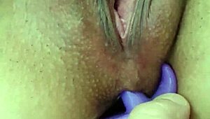 Čudoviti lezbični par raziskuje analne igračke v vrtinci