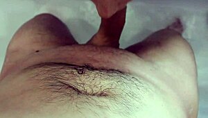 špehuje svojho nevlastného syna v sprche, potom líže a bozkáva, kým prstí jeho kokot, až skončí v jej ústach.