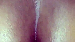 Эбони жена наклоняется для догги стайла