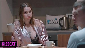 Step syn sa dotýka cic step mamy v spoločnej posteli, cíti obrovské emócie keď ho šuká cowgirl s fúkaním a tvrdou misiou na druhý deň