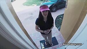 pizza delivery guy gets a blowjob for cash from teen in reality