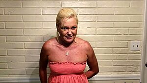 Sinemada güzel yaşlı sarışın Ms Paris Rose ile yakın çekim altın yağmur