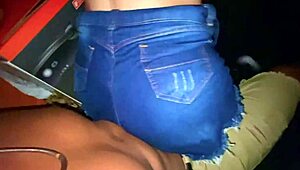 Sarışın genç kadın arabada kıç sallıyor