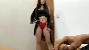 Petite voksen med små patter bliver våd POV pikspyt og teasing fra fed buet nabo.