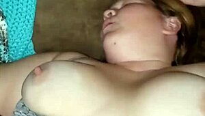 Soția savurează creampie cu țâțe mari gemând și joacă cu curul în sex