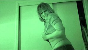 sarı saçlı sevgilisi için kamerada soyunuyor