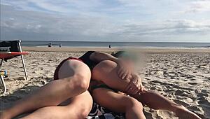Nije očekivala veliki kurac u dupetu na javnoj plaži, ali ova milf je dobila creampie.
