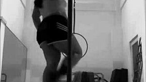 Aasialainen tyttö repii vaatteet korkkareissa tangon tanssiessa ja ilmarenkaissa