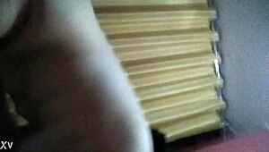 Ez a legszexisebb punci klitorisz, ami egyedül spriccel a hotelszobámban?