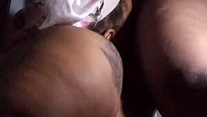 Gorda Gostosa Lambe Buceta de Lésbica Forte no Banheiro