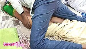 Denne hårige husmor tante får nærbilde orgasme mens cuckold ser den intense fitte action