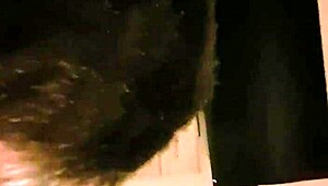 Deze Spaanse milf met sappige dikke kont buigt over stoel voor harde anaal creampie