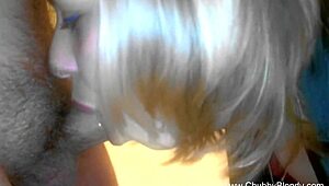 Λαμπερή ξανθιά ιταλίδα νοικοκυρά δίνει προκλητική πίπα σε κούγαρ μίλφ