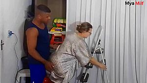 Loirinha dona de casa maior de 18 encara enteado negro com pauzão na escada