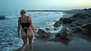 Блондинка показывает сиськи и сосёт член на общественном пляже