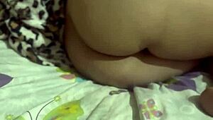 HERMANASTRA LLEGA DE LA FIESTA Y SE DUERME. ME ESCABULLO Y ME MASTURBO, CORRIÉNDOME EN SU COÑO Y CULO CON LOS DEDOS