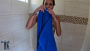 ela me chamou no banheiro para mostrar o cu arrombado