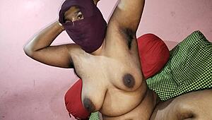 Hab schüchterne Stiefschwester ins Bad gelotst und sie hart mit Sperma in ihrer natürlichen Titten-Pussy gefickt.