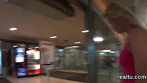 AVM'de baştan çıkarılan seksi Çek hatun POV sikiliyor