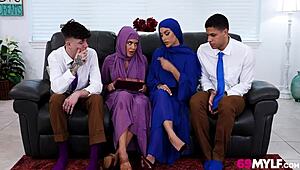 Hijab milfe se bacaju u divlju pičkastu aferu zajedno