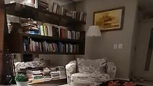 زوج ميلف شقراء يقدم إيد جوب قوي لحد النشوة مع لبن على صدرها الجميل