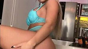 Nézd ezt a nagy cicis segges bombát