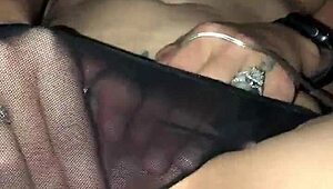 Isteri milf kurus panas buka pepeknya dekat supaya aku pancut semua atasnya