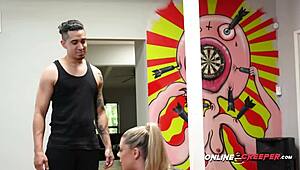 Bruno tvinger sin træner til at tage hans kæmpe pik hårdt i hele filmen