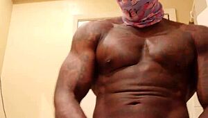 Podziwianie wielkiego czarnego kutasa sprawia że Hallelujah Johnson czuje emocje