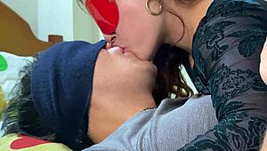 Pastorka usmerja globok in zelo vlažen francoski poljub