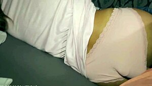 Deljenje postelje z vročo mačeho Misty, stvari so postale vroče hitro!