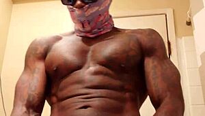 Podziwianie wielkiego czarnego kutasa sprawia że Hallelujah Johnson czuje emocje