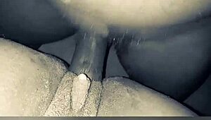 Stor røv sort stedsøster sprøjter mens hun rider