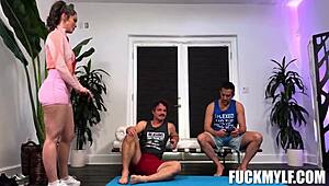 Dvojitá rutina s prehĺtaním špice s tabu mommy fúkačkou a milf POV hardcore s veľkým zadkom a prsiami od Nicole Emma Vaunt Robby Echo Donnie Rock