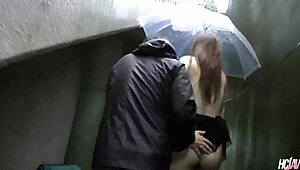 Kurvasta Japanka Kai Miharu obožuje sesanje na prostem s cumom v usta