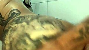 Быстрый трах в ванной с брюнеткой-аматершей