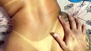 ランジェリー姿のブラジル人妻が家でモンスターコックを咥える