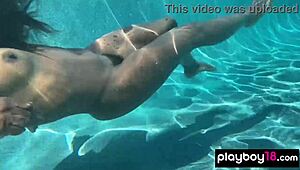 Alaston eban MILF Ana Foxxx sormettaa karvaista mustaa pilluaan veden alla