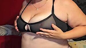 熟女秀丁字裤大屁股