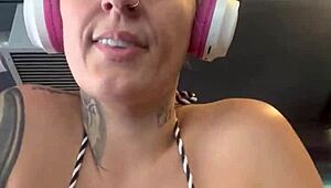 Zweterige blondine in gym toont natte kut op Copacabana strand