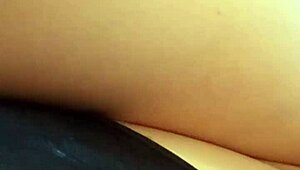 Flash fica e slip in a casual setting