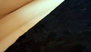 Flash fica e slip in a casual setting