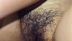 เพื่อนบ้านยิงน้ำควยเข้าไปในหีเปียกของนักเรียนสาว และเธอกลัวจะท้อง