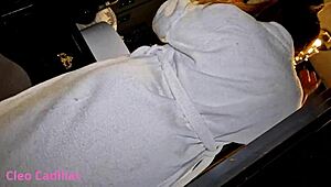 Cleo Cadillac safada tunggu suami berminyak basah di bilik air