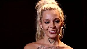 Pertunjukan realiti prolaps dubur menganga dan permainan proktologi