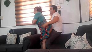 Je peux pas m’empêcher d’être excité par le cul de ma belle-mère, alors je baise sa grosse chatte mouillée de femme au foyer asiatique