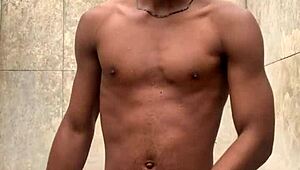 Amadora dá massagem ensaboada no pau grande no chuveiro, quase pega