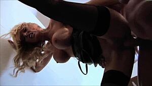 Stacey Saran genießt intime Momente mit langhaarigem Lover entspannt