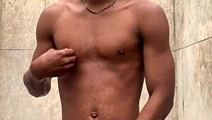 Amadora dá massagem ensaboada no pau grande no chuveiro, quase pega